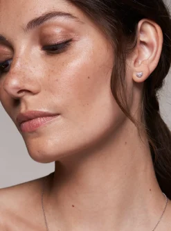 Brincos curtos em forma de coração com incrustações em prata de lei banhados a metais preciosos | Michael Kors [PT]